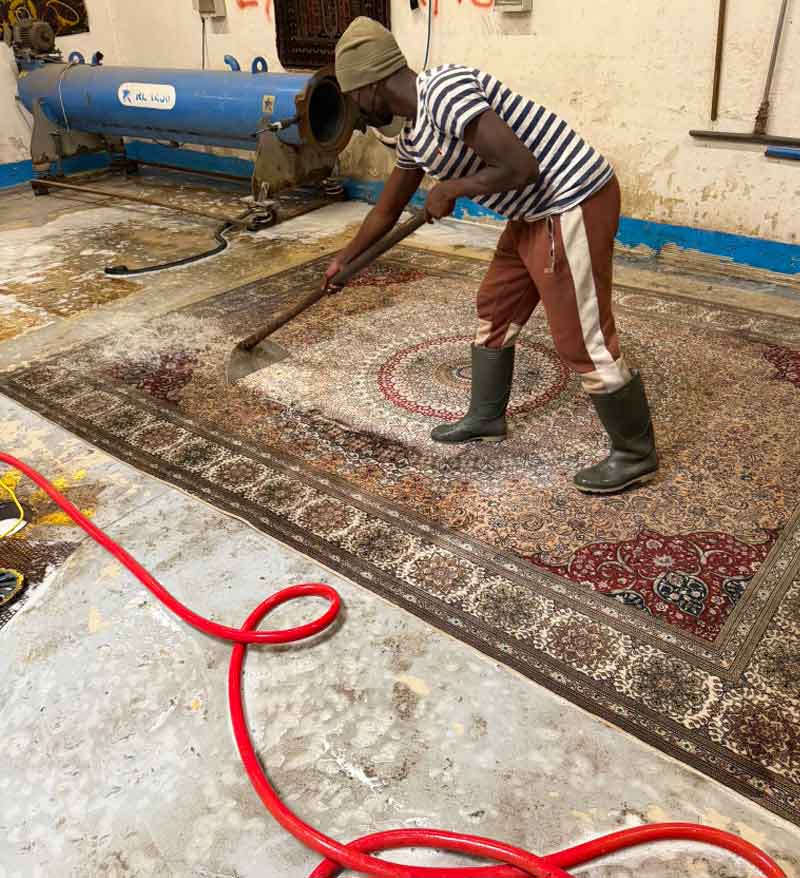 Nettoyage de tapis - ATELIER EXPERTAPIS sur Paris et les alentours : Dépoussiérage, déssablage, fixation des couleurs des tapis anciens, nettoyage artisanal de tapis à la main, désinfection naturelle, séchage contrôlé, Inspection finale .  Rénovation de tapis après les dégâts des animaux, mites ...   Intervention sur Paris (75) et dans toute la France. Atelier Expertapis