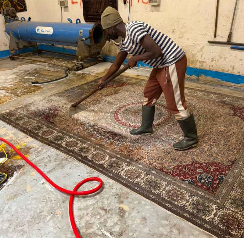 Nettoyage de tapis - ATELIER EXPERTAPIS sur Paris et les alentours : Dépoussiérage, déssablage, fixation des couleurs des tapis anciens, nettoyage artisanal de tapis à la main, désinfection naturelle, séchage contrôlé, Inspection finale .  Rénovation de tapis après les dégâts des animaux, mites ...   Intervention sur Paris (75) et dans toute la France. Atelier Expertapis