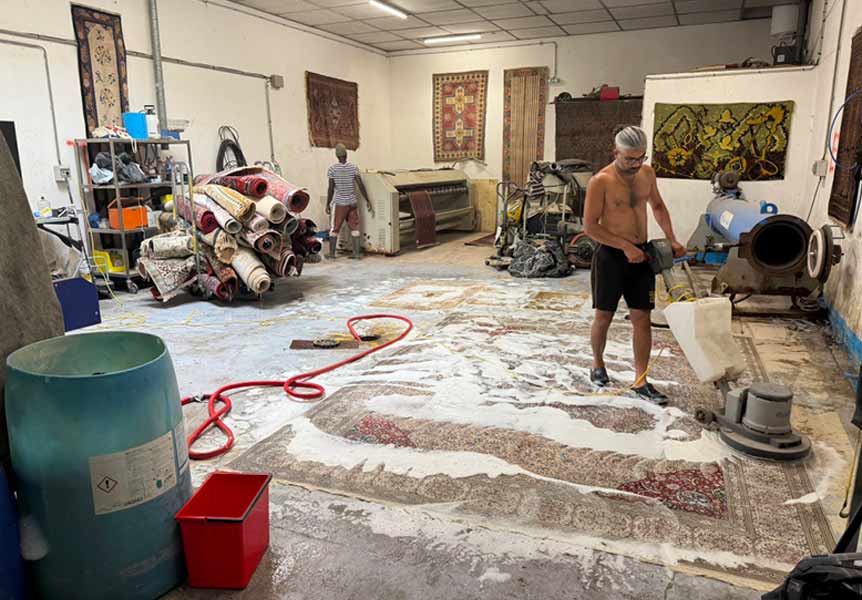 Nettoyage de tapis - ATELIER EXPERTAPIS sur Paris et les alentours : Dépoussiérage, déssablage, fixation des couleurs des tapis anciens, nettoyage artisanal de tapis à la main, désinfection naturelle, séchage contrôlé, Inspection finale .  Rénovation de tapis après les dégâts des animaux, mites ...   Intervention sur Paris (75) et dans toute la France. Atelier Expertapis