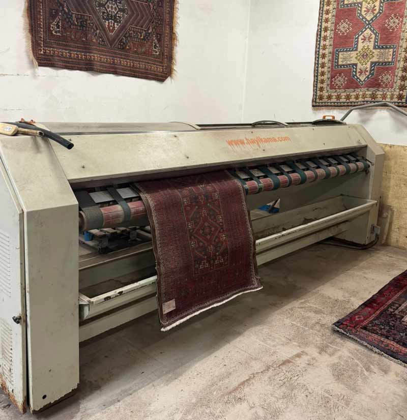 Nettoyage de tapis - ATELIER EXPERTAPIS sur Paris et les alentours : Dépoussiérage, déssablage, fixation des couleurs des tapis anciens, nettoyage artisanal de tapis à la main, désinfection naturelle, séchage contrôlé, Inspection finale .  Rénovation de tapis après les dégâts des animaux, mites ...   Intervention sur Paris (75) et dans toute la France. Atelier Expertapis