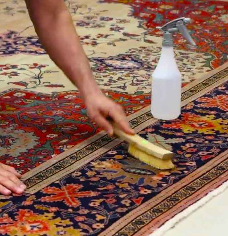 Nettoyage de tapis - ATELIER EXPERTAPIS sur Paris et les alentours : Dépoussiérage, déssablage, fixation des couleurs des tapis anciens, nettoyage artisanal de tapis à la main, désinfection naturelle, séchage contrôlé, Inspection finale .  Rénovation de tapis après les dégâts des animaux, mites ...   Intervention sur Paris (75) et dans toute la France. Atelier Expertapis