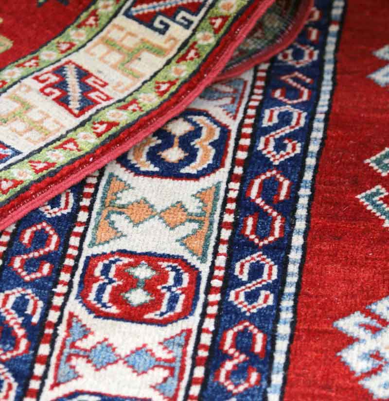 Nettoyage de tapis - ATELIER EXPERTAPIS sur Paris et les alentours : Dépoussiérage, déssablage, fixation des couleurs des tapis anciens, nettoyage artisanal de tapis à la main, désinfection naturelle, séchage contrôlé, Inspection finale .  Rénovation de tapis après les dégâts des animaux, mites ...   Intervention sur Paris (75) et dans toute la France. Atelier Expertapis