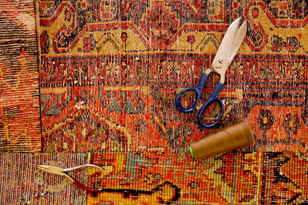 Restauration de tapis - ATELIER EXPERTAPIS sur Paris et dans toute la France : Réparation restauration de tapis et tapisserie : réparation des lisières, restauration des franges de tapis, traitement des trames, resserrage des nœuds de tapis, Relainage de tapiset reconstitution du velours, Création de teinte pour tapis, Ravivement des couleurs de vos tapis.  Intervention sur Paris (75) et dans toute la France. Atelier Expertapis