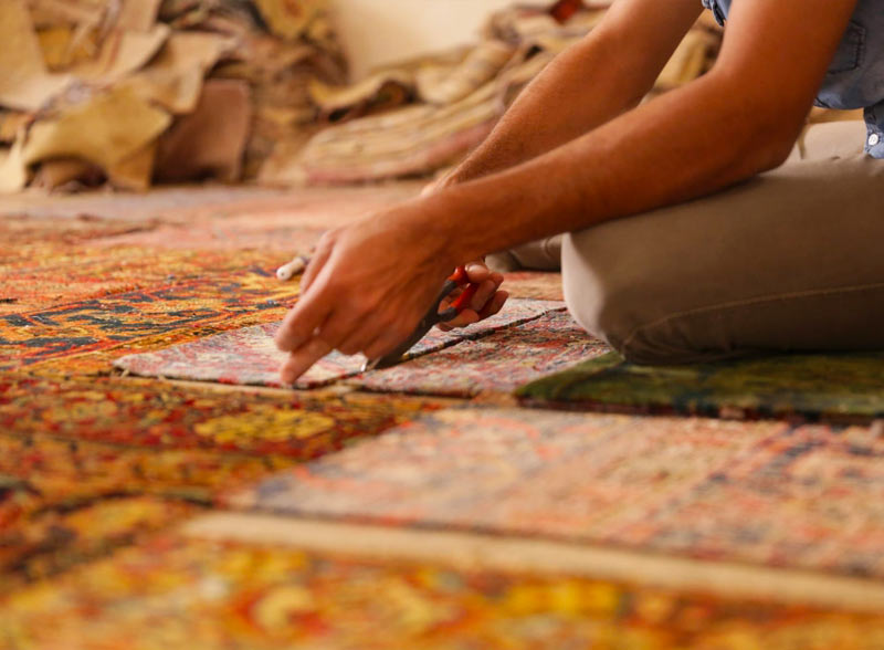 Restauration de tapis - ATELIER EXPERTAPIS sur Paris et dans toute la France : Réparation restauration de tapis et tapisserie : réparation des lisières, restauration des franges de tapis, traitement des trames, resserrage des nœuds de tapis, Relainage de tapiset reconstitution du velours, Création de teinte pour tapis, Ravivement des couleurs de vos tapis.  Intervention sur Paris (75) et dans toute la France. Atelier Expertapis
