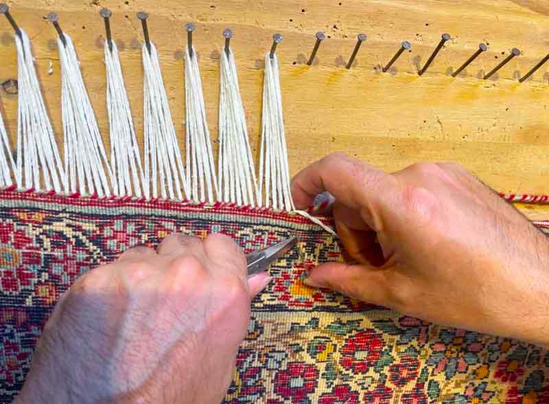 Restauration de tapis - ATELIER EXPERTAPIS sur Paris et dans toute la France : Réparation restauration de tapis et tapisserie : réparation des lisières, restauration des franges de tapis, traitement des trames, resserrage des nœuds de tapis, Relainage de tapiset reconstitution du velours, Création de teinte pour tapis, Ravivement des couleurs de vos tapis.  Intervention sur Paris (75) et dans toute la France. Atelier Expertapis