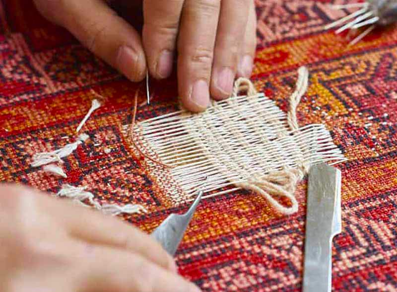 Restauration de tapis - ATELIER EXPERTAPIS sur Paris et dans toute la France : Réparation restauration de tapis et tapisserie : réparation des lisières, restauration des franges de tapis, traitement des trames, resserrage des nœuds de tapis, Relainage de tapiset reconstitution du velours, Création de teinte pour tapis, Ravivement des couleurs de vos tapis.  Intervention sur Paris (75) et dans toute la France. Atelier Expertapis