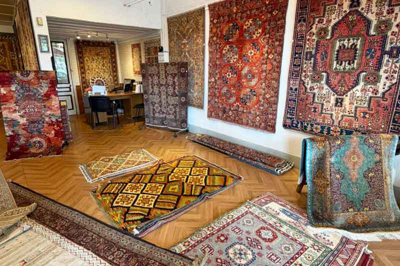 ATELIER EXPERTAPIS : Restauration, réparation et nettoyage de tapis d’Orient sur Paris (75) et dans toute la France. Restauration Artisanale à la Main : Réparation des franges de tapis. Réparation des lisières de tapis. Traitement des trames de tapis. Relainage de tapis. Raviement des couleurs de tapis. Traitement des mites de tapis. Dépoussiérage et dessablage de tapis. La Nettoyage artisanale à l’ancienne exclusivement à la main : lavage, nettoyage de tapis.  Intervention sur Paris (75) et dans toute la France. Atelier Expertapis